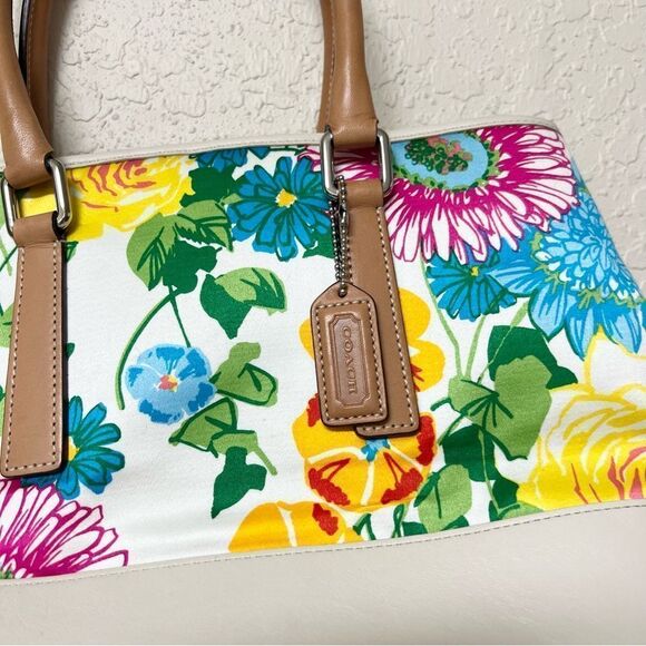 Vintage Coach Hamptons Floral Tote 7746 Printed Canvas and Vachetta 2002 - Picture 2 of 11